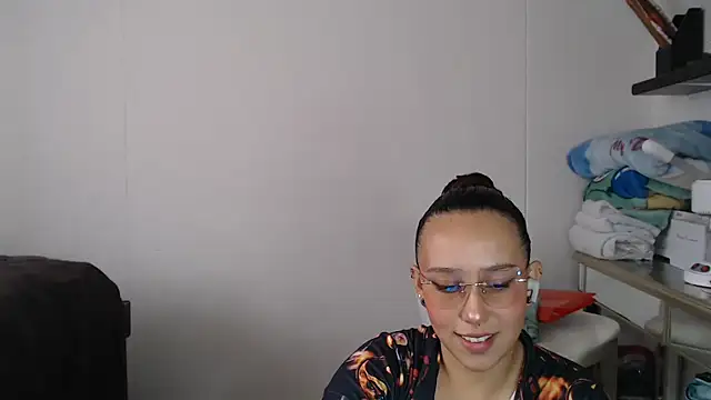 Snapshot of Skarlet_Adams28 chatting on 02/13/25, 08:24 Skarlet Adams28 online show from 02/13/25, 08:24