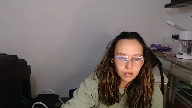 Snapshot of Skarlet_Adams28 chatting on 03/05/25, 02:57 Skarlet Adams28 online show from 03/05/25, 02:57