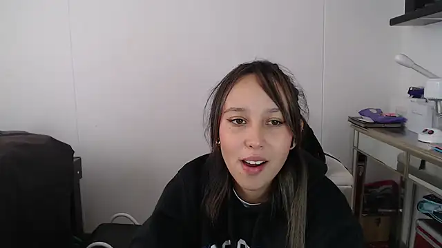 Snapshot of Skarlet_Adams28 chatting on 03/06/25, 02:51 Skarlet Adams28 online show from 03/06/25, 02:51