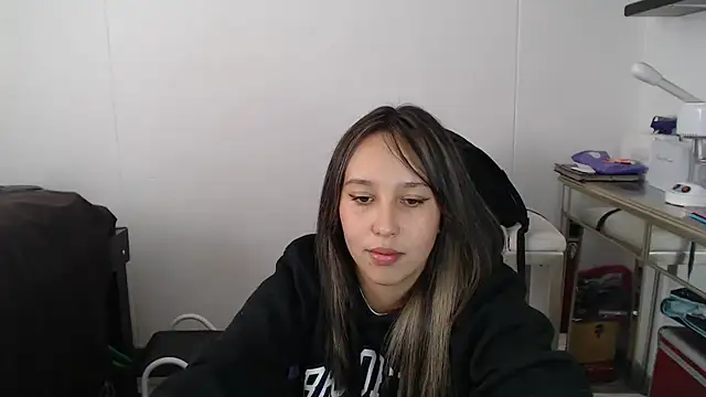 Snapshot of Skarlet_Adams28 chatting on 03/06/25, 05:54 Skarlet Adams28 online show from 03/06/25, 05:54