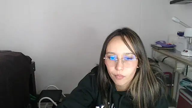 Snapshot of Skarlet_Adams28 chatting on 03/06/25, 09:20 Skarlet Adams28 online show from 03/06/25, 09:20