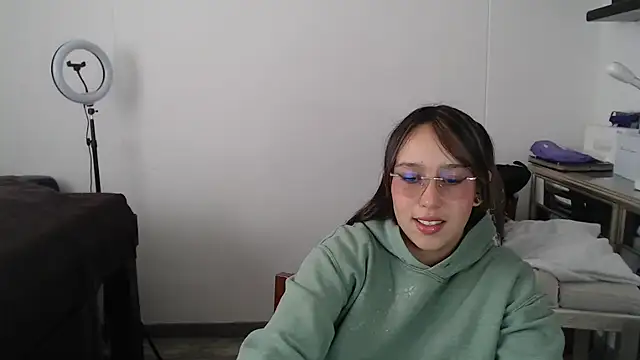 Snapshot of Skarlet_Adams28 chatting on 03/10/25, 07:29 Skarlet Adams28 online show from 03/10/25, 07:29