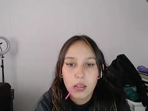 Snapshot of Skarlet_Adams28 chatting on 03/13/25, 08:43 Skarlet Adams28 online show from 03/13/25, 08:43