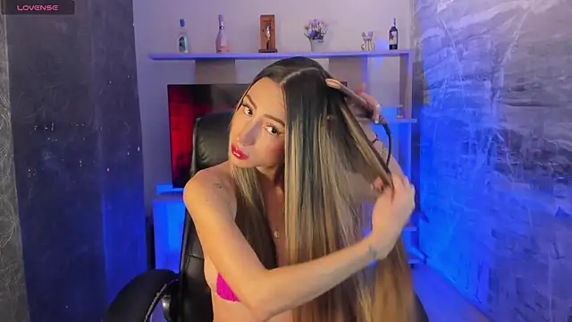 juliasprousse  online show from 02/05/25, 01:00