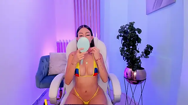 juliasprousse  online show from 02/22/25, 04:51