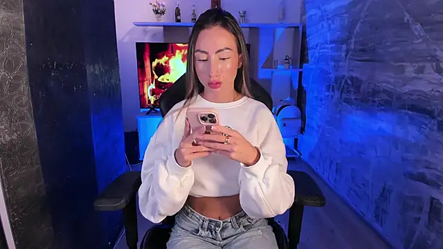 juliasprousse  online show from 10/06/25, 01:41