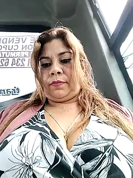 Laura-Hernandez online show from 10/18/25, 03:46
