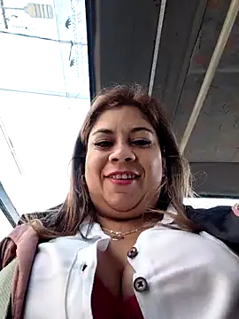 Snapshot of Laura-Hernandez chatting on 06/12/26, 02:05 Laura-Hernandez online show from 06/12/26, 02:05