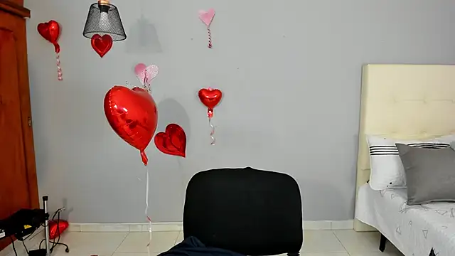 Maia W10 online show from 02/19/25, 12:22