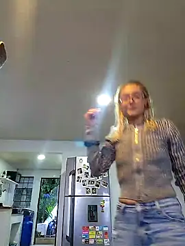 Snapshot of 911Calling chatting on 12/16/24, 10:03 911Calling online show from 12/16/24, 10:03