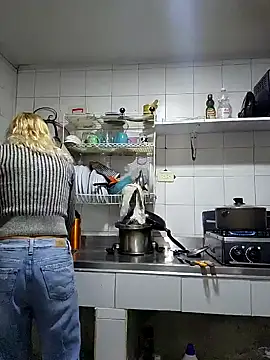 Snapshot of 911Calling chatting on 12/17/24, 01:07 911Calling online show from 12/17/24, 01:07