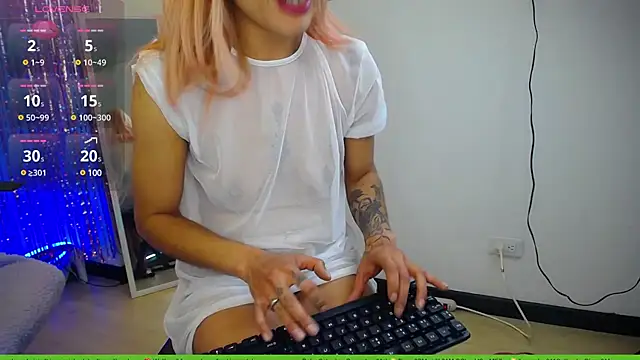 Snapshot of 911Calling chatting on 02/16/25, 06:54 911Calling online show from 02/16/25, 06:54