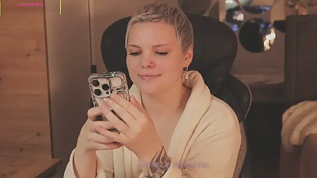 LikaBerry1 online show from 12/05/25, 01:09