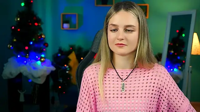 Snapshot of DeboraLarson chatting on 12/17/24, 10:01 DeboraLarson online show from 12/17/24, 10:01