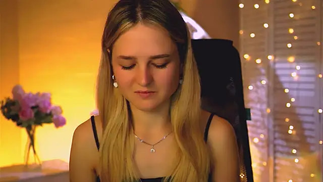 Snapshot of DeboraLarson chatting on 10/13/25, 03:28 DeboraLarson online show from 10/13/25, 03:28