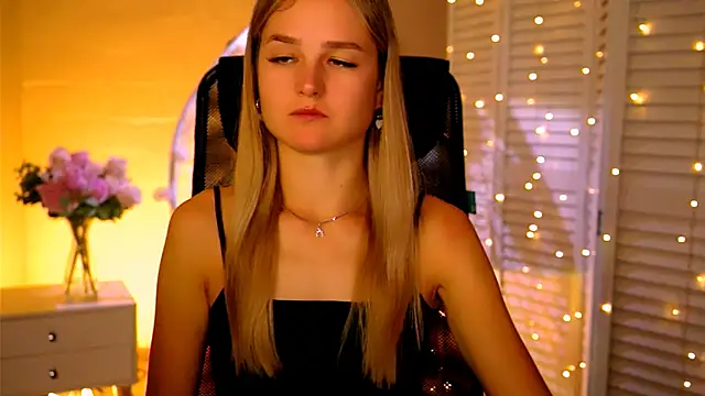 Snapshot of DeboraLarson chatting on 11/16/25, 03:23 DeboraLarson online show from 11/16/25, 03:23