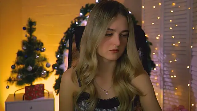 Snapshot of DeboraLarson chatting on 12/20/25, 03:35 DeboraLarson online show from 12/20/25, 03:35