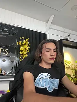 Snapshot of miss_Ari chatting on 03/13/25, 08:32 miss Ari online show from 03/13/25, 08:32