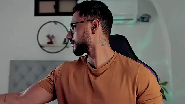 LiamGarcia1 online show from 01/06/25, 12:24