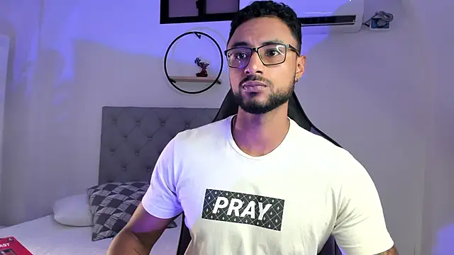 LiamGarcia1 online show from 02/01/25, 12:47