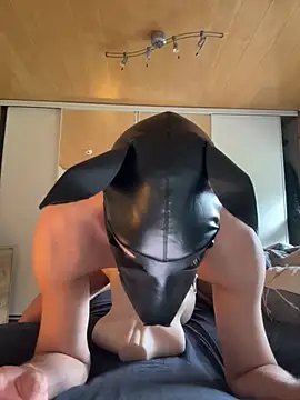 Snapshot of PlayDog123 chatting on 10/04/25, 12:03 PlayDog123 online show from 10/04/25, 12:03