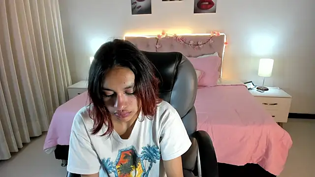Snapshot of Kat_cute_ chatting on 09/24/25, 01:53 Kat cute online show from 09/24/25, 01:53