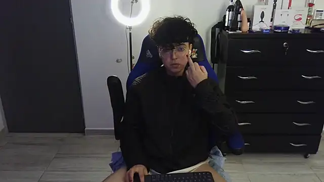 thomascooper7 online show from 02/17/25, 07:04