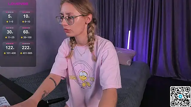 Snapshot of LivyyBossom chatting on 09/09/25, 05:01 LivyyBossom online show from 09/09/25, 05:01