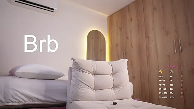 Snapshot of veronica_mendez1 chatting on 11/22/25, 03:44 veronica mendez1 online show from 11/22/25, 03:44