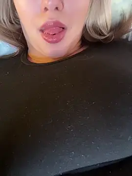 Snapshot of 69Laura696 chatting on 01/04/25, 12:27 69Laura696 online show from 01/04/25, 12:27