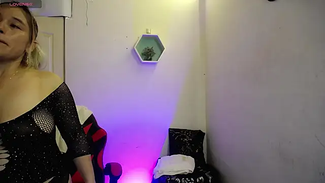 AuroraRojas online show from 11/23/25, 02:11