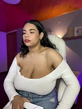 Snapshot of Isabella_boobd chatting on 12/17/24, 12:54 Isabella boobd online show from 12/17/24, 12:54