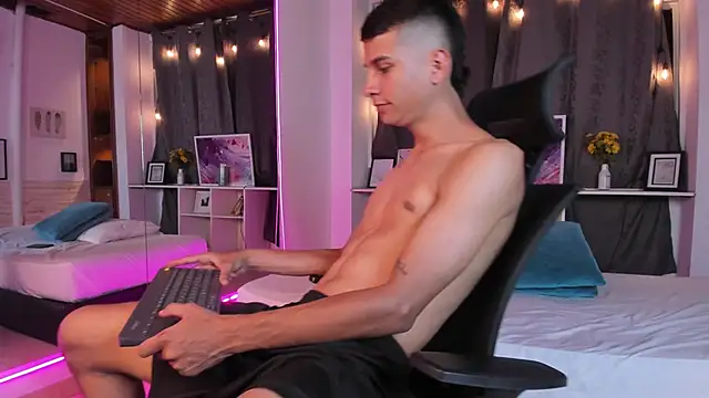 Aaron Scoot online show from 12/14/24, 01:06