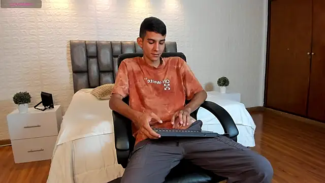 Aaron Scoot online show from 04/13/26, 08:58