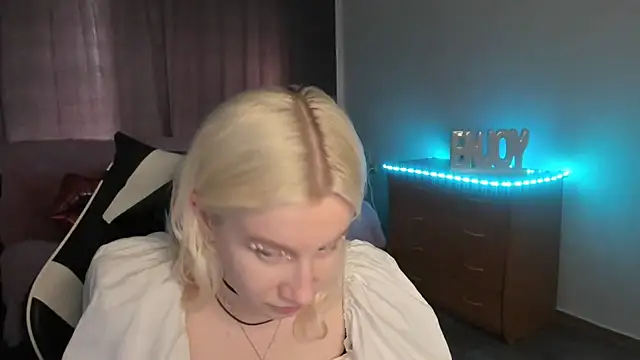 Snapshot of EnigmaSee chatting on 07/12/26, 01:18 EnigmaSee online show from 07/12/26, 01:18