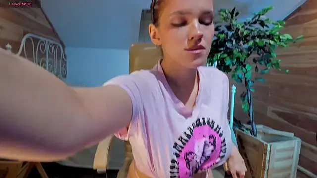 AdalynGlows online show from 04/04/26, 11:18