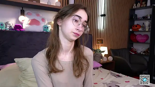 Snapshot of PollyBeev chatting on 11/18/25, 07:24 PollyBeev online show from 11/18/25, 07:24