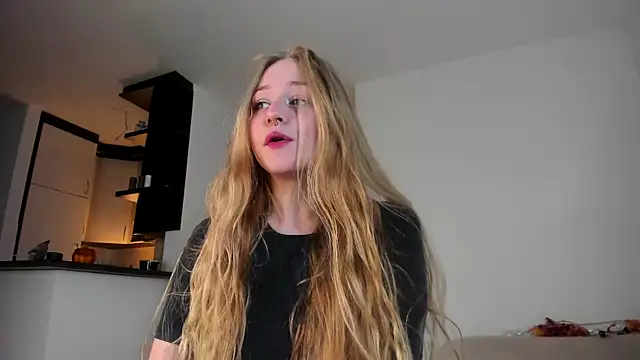 MiaMews online show from 10/28/25, 01:03