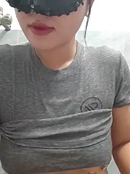 Snapshot of girldam95 chatting on 07/18/26, 04:05 girldam95 online show from 07/18/26, 04:05