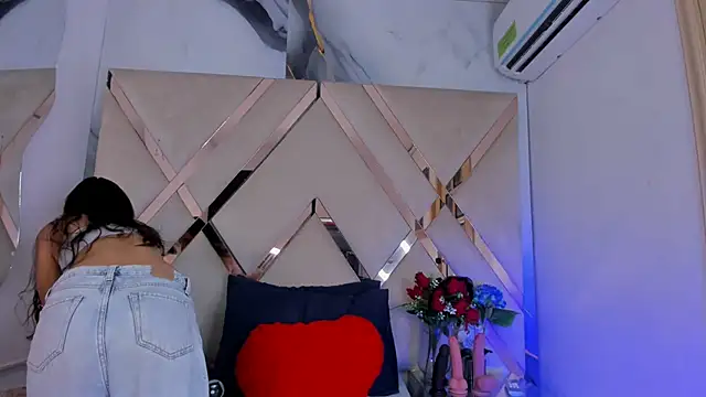 ninaht online show from 10/17/25, 09:50