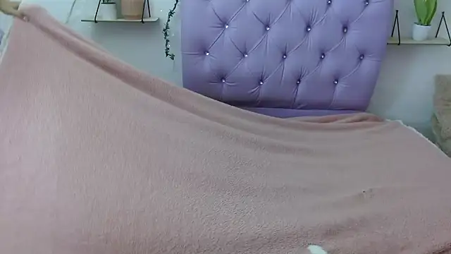 Freyja 01 online show from 09/21/25, 04:19