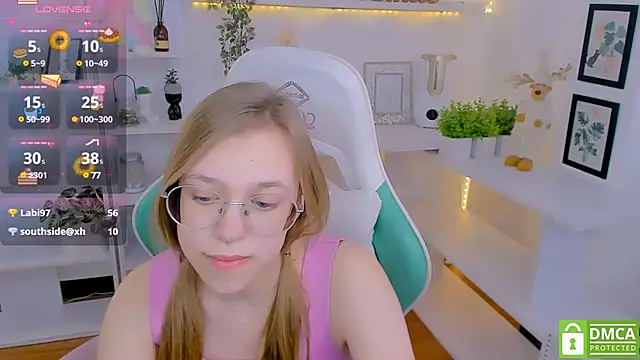 Snapshot of LayriantaVee chatting on 02/10/25, 01:11 LayriantaVee online show from 02/10/25, 01:11