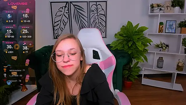 Snapshot of LayriantaVee chatting on 02/11/25, 01:20 LayriantaVee online show from 02/11/25, 01:20