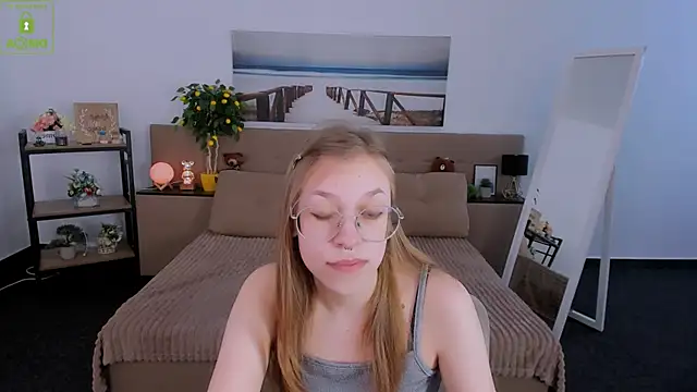 Snapshot of LayriantaVee chatting on 03/02/25, 10:03 LayriantaVee online show from 03/02/25, 10:03