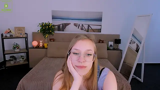 Snapshot of LayriantaVee chatting on 03/05/25, 10:00 LayriantaVee online show from 03/05/25, 10:00