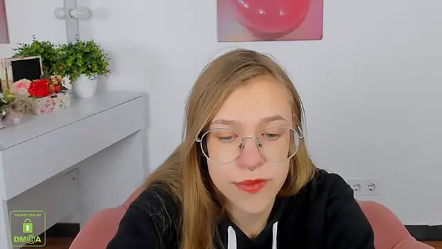 Snapshot of LayriantaVee chatting on 10/11/25, 06:12 LayriantaVee online show from 10/11/25, 06:12