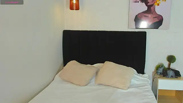Snapshot of Scarlett__bell chatting on 09/17/25, 01:24 Scarlett bell online show from 09/17/25, 01:24