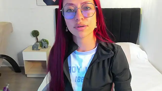Snapshot of Scarlett__bell chatting on 09/19/25, 01:34 Scarlett bell online show from 09/19/25, 01:34