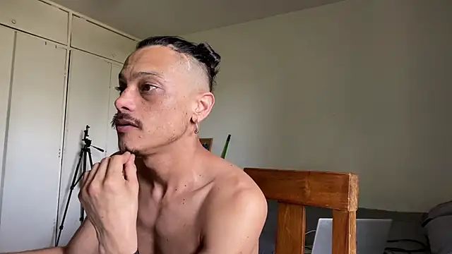 Snapshot of villanocat chatting on 12/10/24, 04:38 villanocat online show from 12/10/24, 04:38