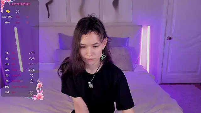 Emily Strikeee online show from 11/28/25, 10:18